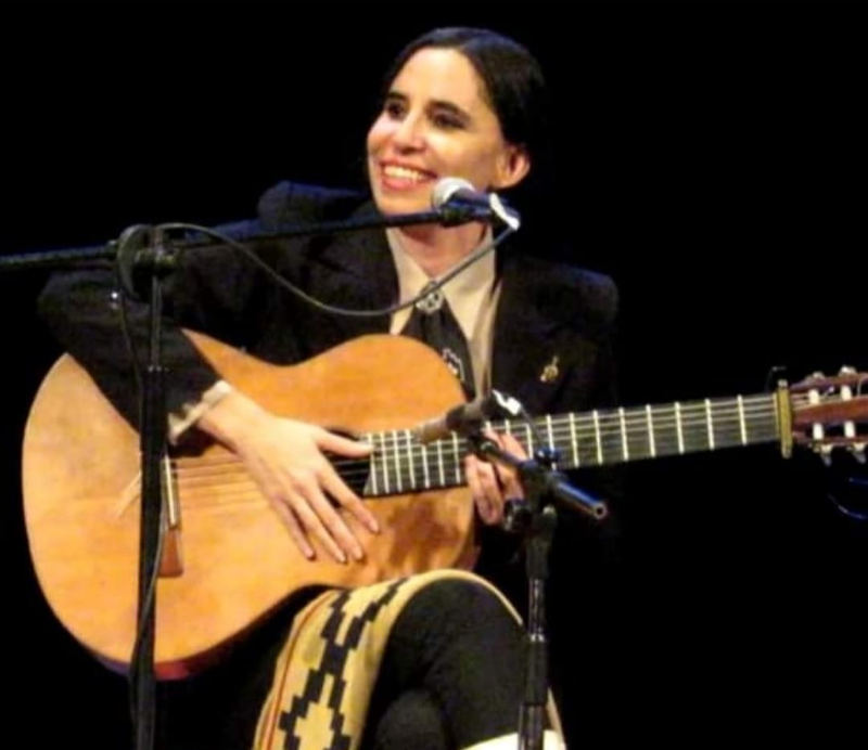 Karen Arranz con su guitarra