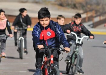 Niños y niñas en bicicleta