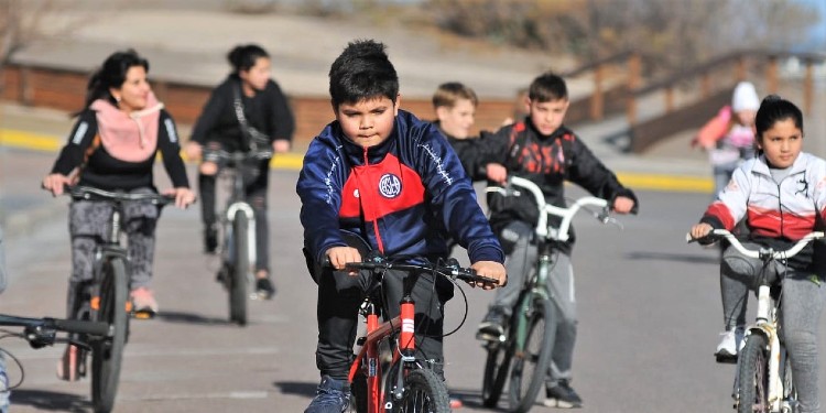 Niños y niñas en bicicleta