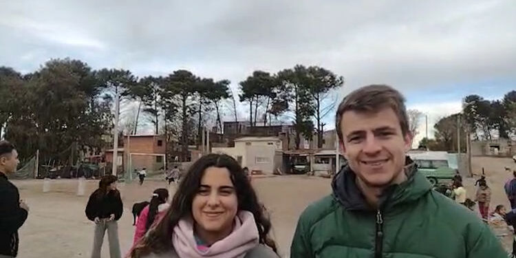 Grupo misionero buscando sonrisas