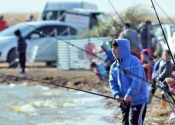 Concurso de pesca para niños en la laguna Sauce Grande