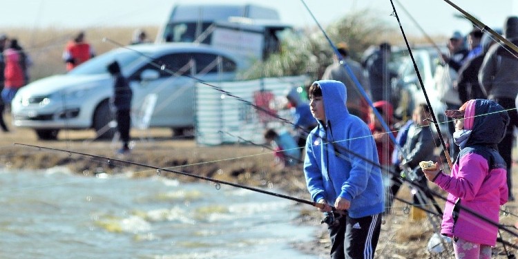 Concurso de pesca para niños en la laguna Sauce Grande
