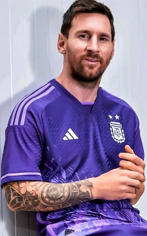 Messi con la nueva camiseta alternativa