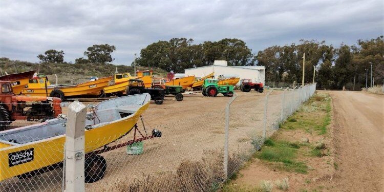 Locales: guardería de lanchas para pescadores artesanales y actividad de la directora de Juventudes