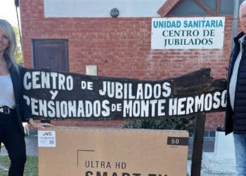 La jefa de PAMI Monte Hermoso, Carolina Fernández y el presidente del Centro de Jubilados, Carlos Ramil