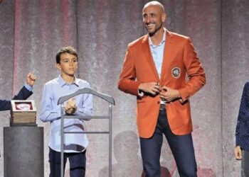Manu Ginóbili junto a sus hijos con el saco del Salón de la Fama