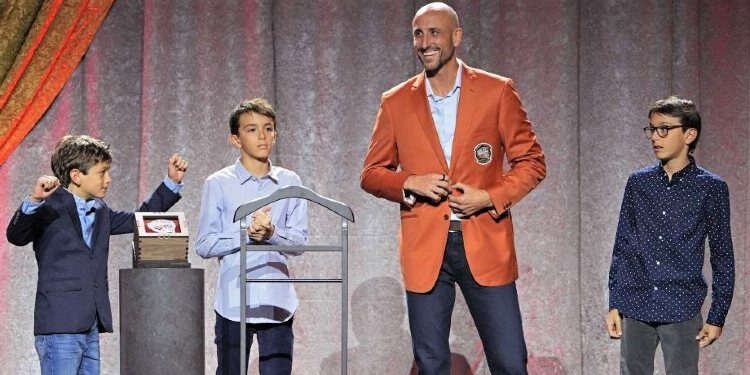 Manu Ginóbili junto a sus hijos con el saco del Salón de la Fama