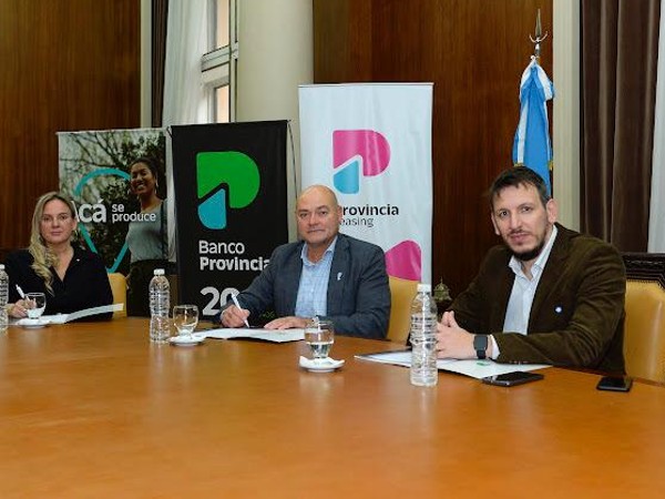 Raúl Reyes en la sede capitalina del Banco Provincia