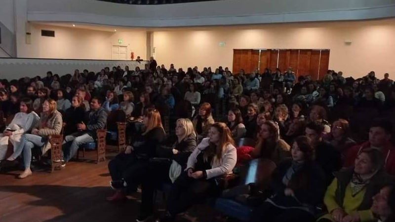 Ivana Raschkovan charla a sala llena en Coronel Dorrego