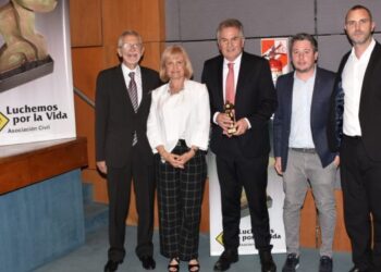 Héctor Gay recibió el reconocimiento "Luchemos por la Vida 2021"