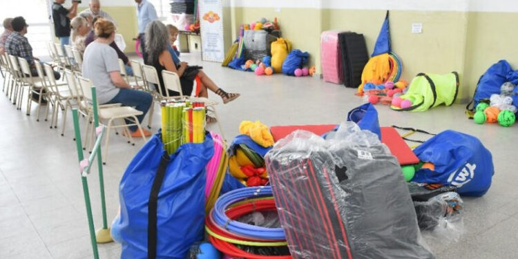 Materiales deportivos para las escuelas locales