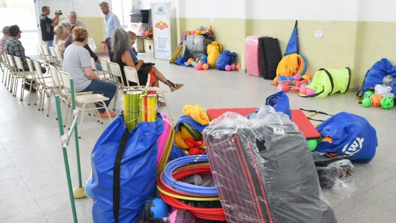 Materiales deportivos para las escuelas locales