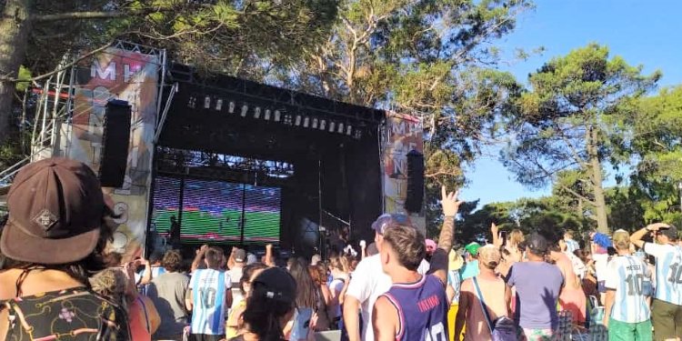 Argentina vs Países Bajos en la pantalla de la Plaza Parque General San Martín