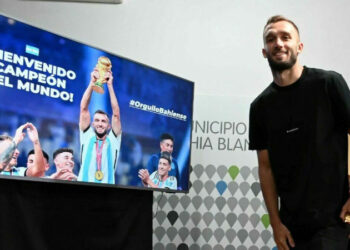 Reconocimiento a Germán Pezzela en Bahía Blanca