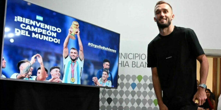 Reconocimiento a Germán Pezzela en Bahía Blanca