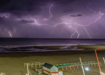 Tormenta eléctrica sobre el mar en Monte Hermoso Rubén Kravetz