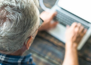 Adultos mayores usando banco online