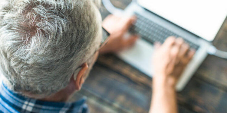 Adultos mayores usando banco online
