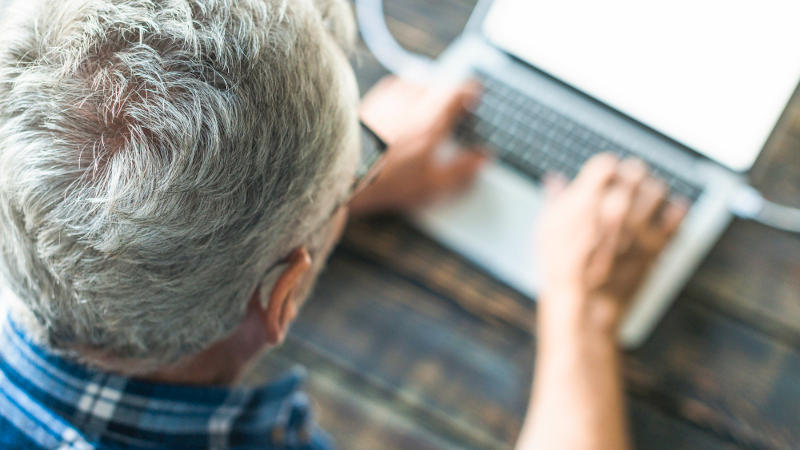 Adultos mayores usando banco online