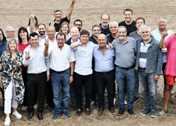 Axel Kicillof junto a colegas