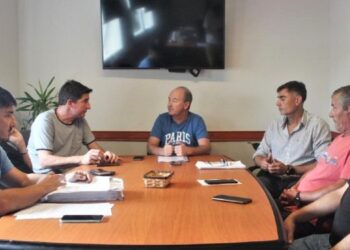 Reunión para resolver el problema de la provisión de agua potable