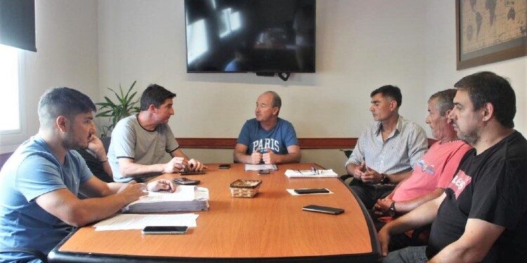 Reunión para resolver el problema de la provisión de agua potable