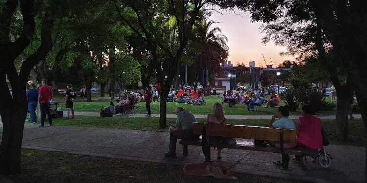 Música en la plaza de Coronel Dorrego