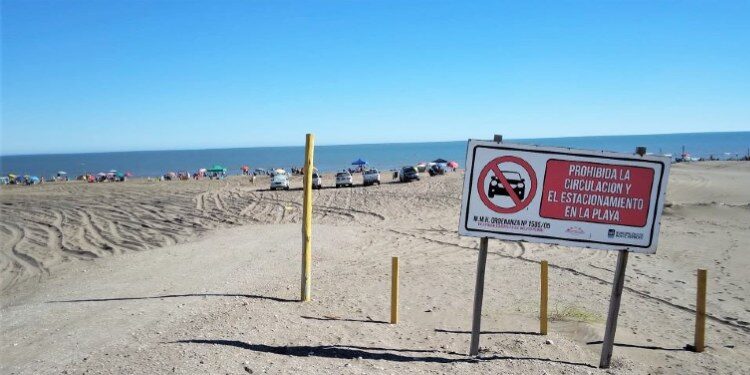 Prohibición de autos en la playa