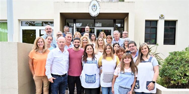 Alberto Sileoni en la escuela de Sauce Grande