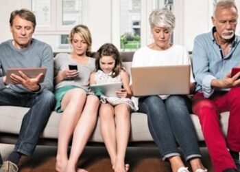 Familia con dispositivos electrónicos