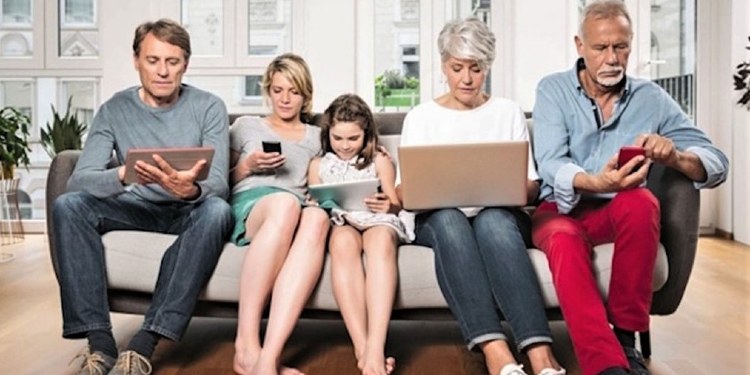 Familia con dispositivos electrónicos