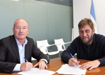 Marcos fernandez firma plan de viviendas