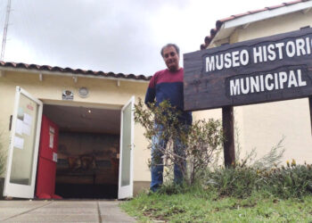 Maxi Retamozo en el museo histórico municipal de Monte Hermoso