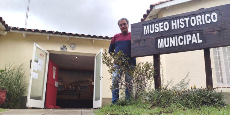 Maxi Retamozo en el museo histórico municipal de Monte Hermoso