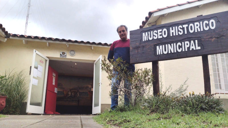Maxi Retamozo en el museo histórico municipal de Monte Hermoso