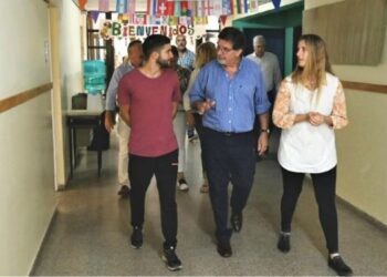 Sileoni recorriendo escuela Sauce Grande