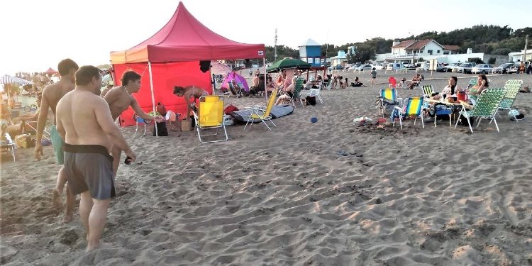 Chicos jugando al tejo