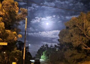Cielo nocturno nuboso
