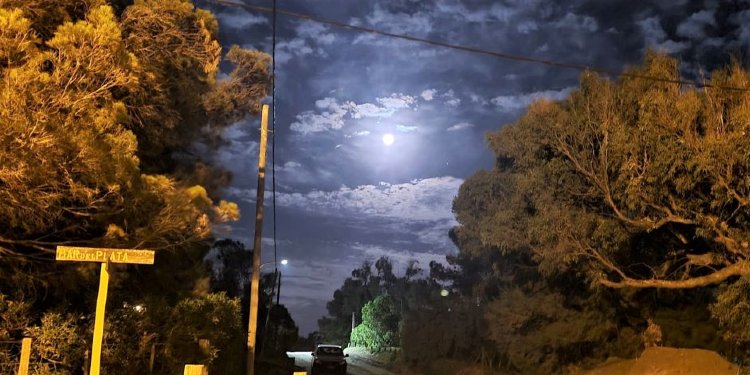 Cielo nocturno nuboso