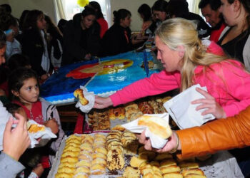 Corte de la torta aniversario en Monte Hermoso