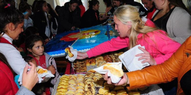Corte de la torta aniversario en Monte Hermoso
