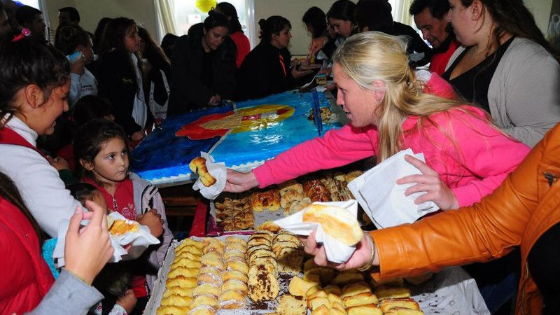 Corte de la torta aniversario en Monte Hermoso