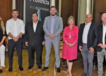 Marcos Fernández firma de escritura para la propiedad definitiva del Centro Cultural Monte Hermoso