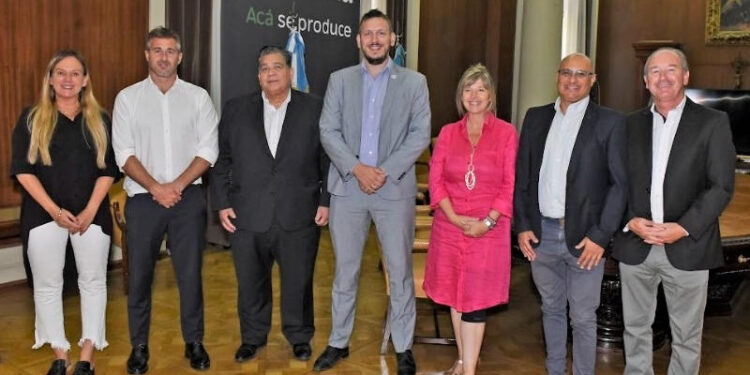 Marcos Fernández firma de escritura para la propiedad definitiva del Centro Cultural Monte Hermoso