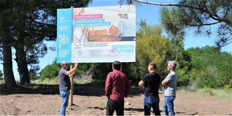 Marcos Fernández en los terrenos de la futura sede de la UPSO