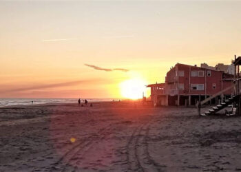 Atardecer sobre la playa de Monte Hermoso