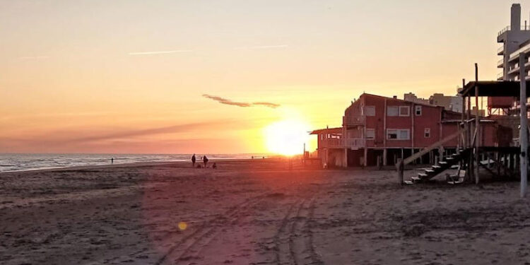Atardecer sobre la playa de Monte Hermoso