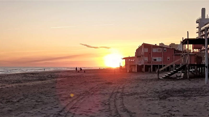 Atardecer sobre la playa de Monte Hermoso