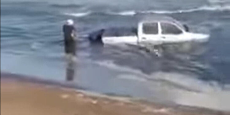 Camioneta hundida en la desembocadura del sauce