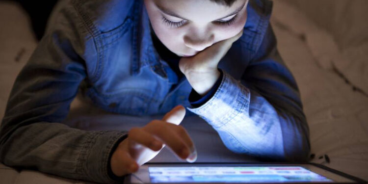Instan a limitar el uso de las pantallas en niños y jóvenes